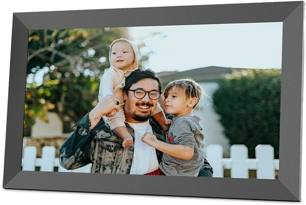 PRIXTON Cadre Photo Numérique Prado XL avec WiFi et App Mobile, Écran Tactile 15,6”, Full HD 1024x600, RAM 1 Go / 32 Go Mémoire Flash, 2 Haut-Parleurs, Entrées USB Type-C, USB-A, Carte SD et Écouteurs