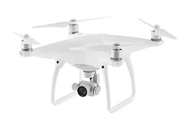 Découvrez notre test complet du DJI Phantom 4, le drone 4K élégant et performant idéal pour la vidéographie aérienne professionnelle et les amateurs exigeants.